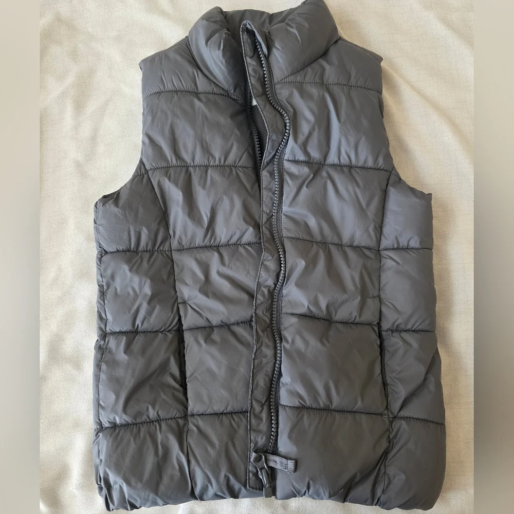 Old Navy Kids‎ water-resistant, quilted puffer vest gray Pockets Zip Up  Sz M
